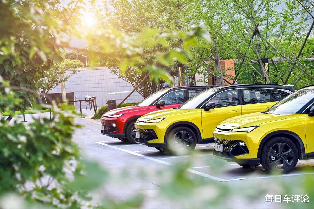 北汽集团|60英寸AR-HUD+流媒体外后视镜，它引领行业智能，不到十万就能买