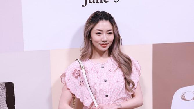 程晓玥|程晓玥离开郑恺之后过得更精致了，穿印花裙秒变小女人，真甜美