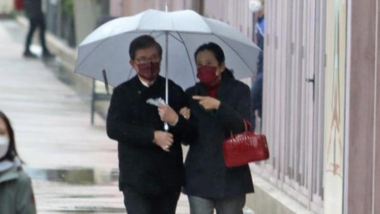 朱玲玲|朱玲玲与丈夫雨中漫步，结婚14年浪漫如初，夫妻共享16亿美元资产