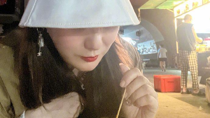 谭晶|谭晶家乡街头品尝臭豆腐，身穿超短裤露白嫩长腿