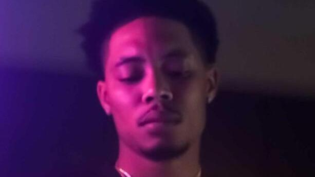 黑粉|美国说唱歌手发帖挑衅黑粉：你知我家在哪，5分钟后在家旁被枪杀