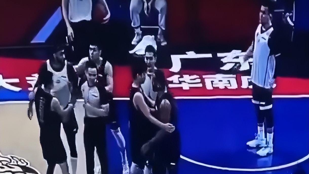 山东男篮|辽宁和山东男篮爆发冲突，两队外援大打出手，郭艾伦原地站着看