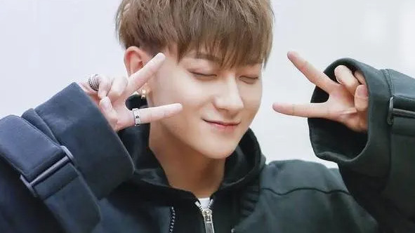 黄子韬|黄子韬回应深夜急诊，是因过敏导致，曾自曝自己对猫毛过敏