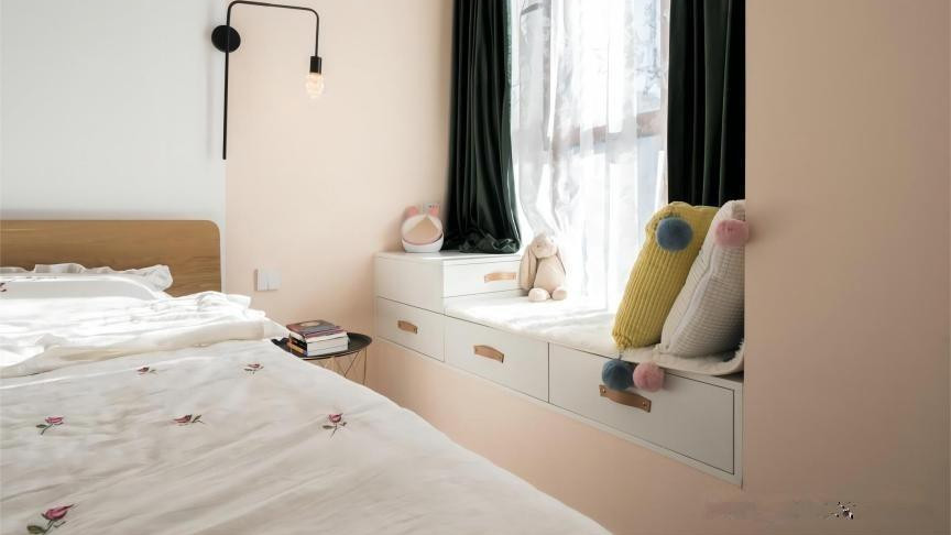 建议卧室不要摆床头柜，做一体化设计，不占空间还更实用