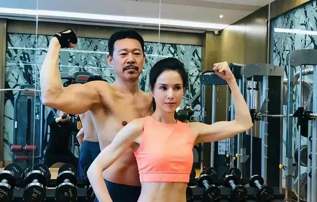 伍允龙|46岁何润东近照曝光！肌肉抢眼梦回步惊云，身旁爱妻笑容甜蜜！