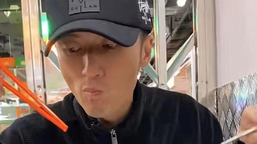 谢霆锋|谢霆锋探店又翻车，面露难色一脸嫌弃 网友：看来不太满意！