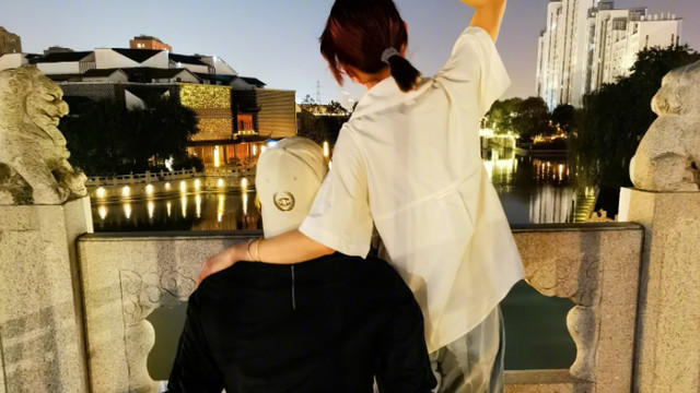 窦骁|窦骁高调为女友庆生！甜喊对方“媳妇”，晒两人搞怪合影超甜蜜