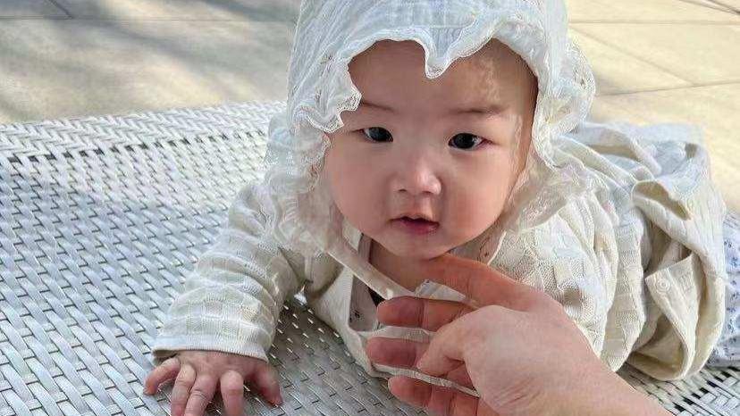 朱珠|朱珠女儿6个月就学游泳，握拨浪鼓萌态十足，戴蕾丝帽精致似公主