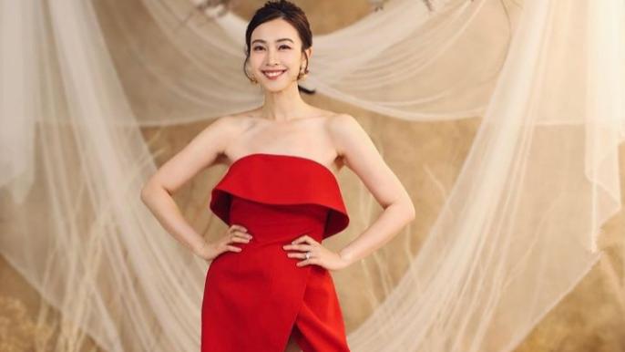 朱千雪|港姐朱千雪转行当律师，穿职业装现身法院显知性，身旁站满西装男