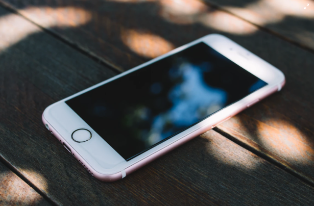 iphone6|离谱！为什么有人 iPhone 用了 8 年还不舍得换？原因很意外