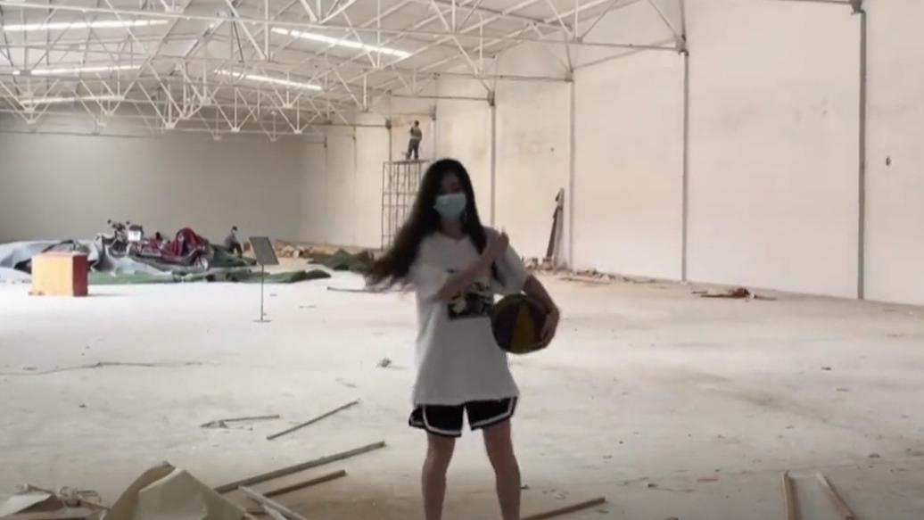 |酸了！云南一男生喜欢打球，漂亮女友耗时6个月花100万豪送篮球场