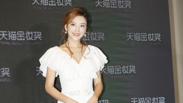 应采儿|应采儿和老公参加活动，穿白色西装看着挺干练，穿着打扮还挺大气