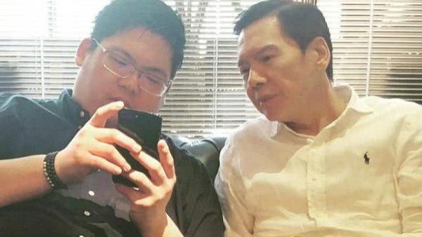 向华强|向佑为女人得罪梁耀辉，向华强亲手将儿子送进监狱，便宜了向佐