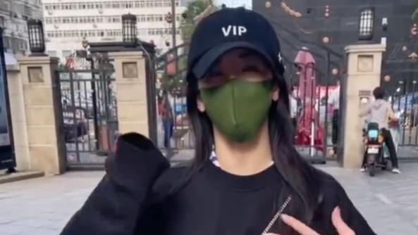 陈紫函|陈紫函和小9岁老公逛街！大热天却穿长袖厚上衣，撒娇喊男方笨笨