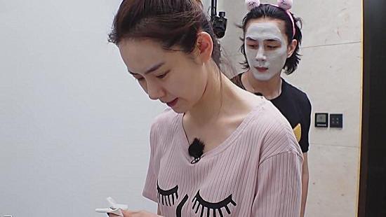 眼霜 看了戚薇涂眼霜方法，才知自己错了20年，难怪她眼睛白嫩无皱纹