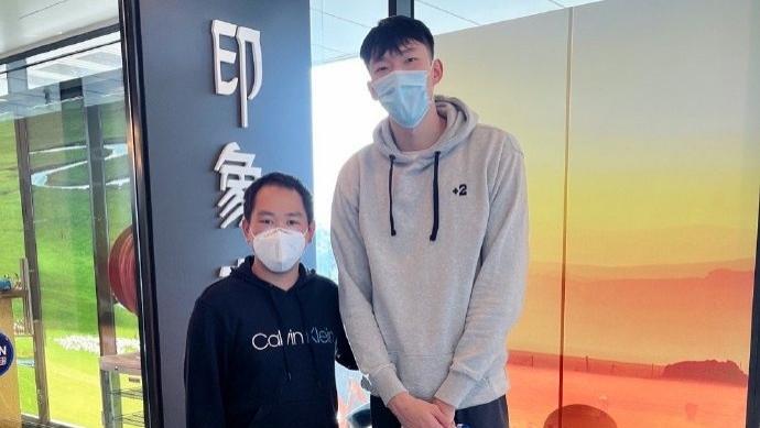 周琦|排面! 华人老板请周琦光顾新开湘菜馆, 称赞他职业: 只喝白水不喝饮料