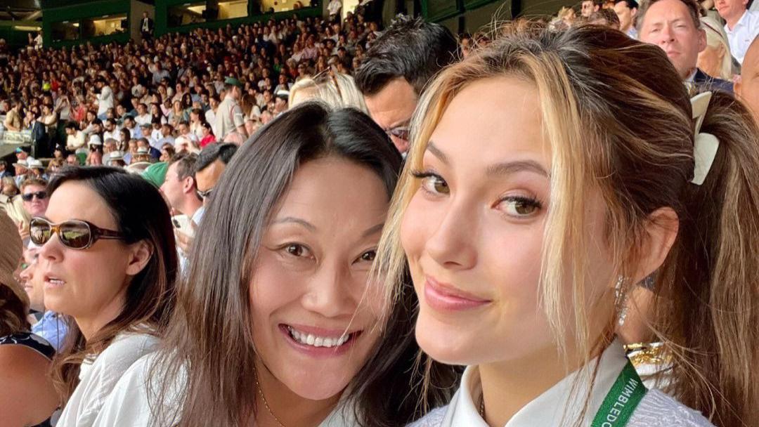 蝶翠诗 谷爱凌陪妈妈看温网，穿针织衫扎马尾坐廉价区变迷妹，现场无人识