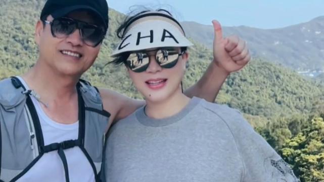 吕良伟|与太太疫情下爬山晒夫妻恩爱合影 吕良伟穿无袖背心秀强壮的手臂