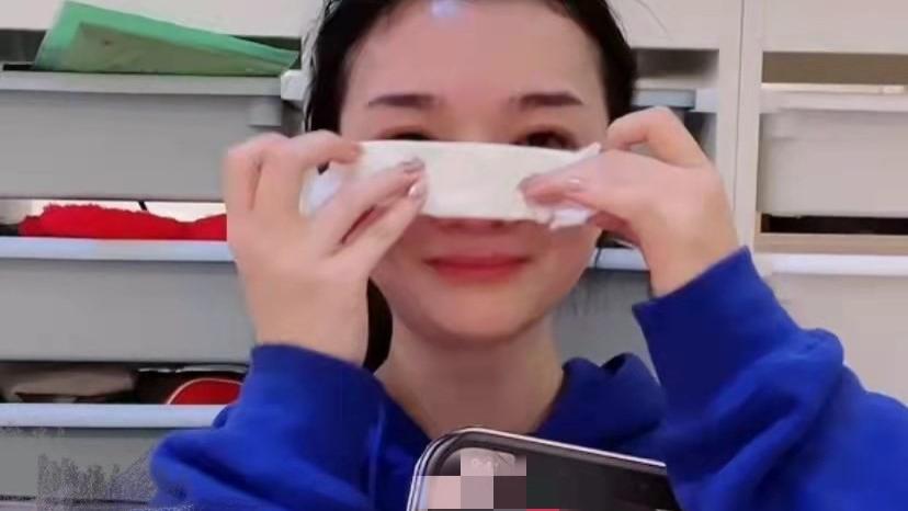 王栎鑫|王栎鑫前妻直播谈近况！透露男方付大笔抚养费，镜头前忍不住落泪