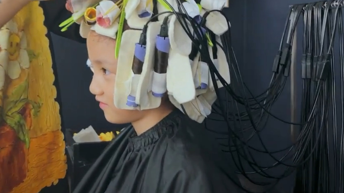 孙莉|孙莉带8岁女儿烫头发，多妹缺两颗门牙太抢镜，五官精致超像姐姐