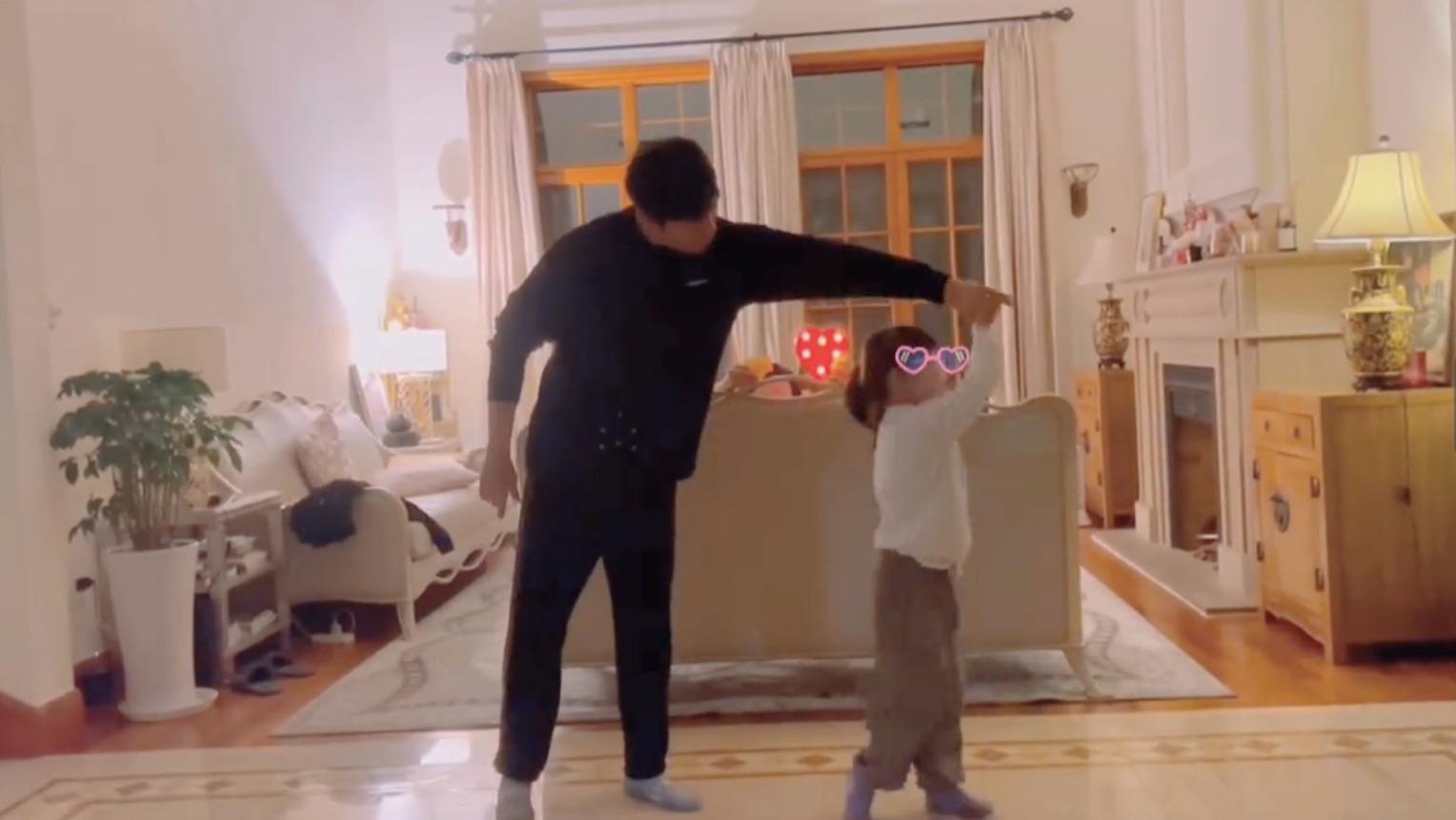 伊能静|伊能静晒隔离日常，秦昊陪女儿跳舞，上海别墅客厅曝光敞亮温馨