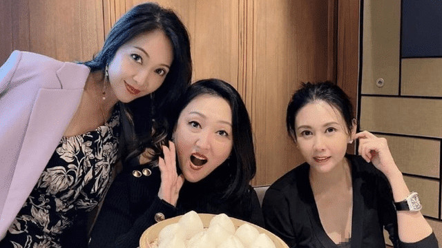 邱淑贞|邱淑贞被曝，穿低胸上衣比女儿还俏丽，名表暴露贵妇身份