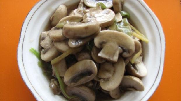 简单的家常菜清炒蘑菇，简单又保持了蘑菇的原味，好吃又营养