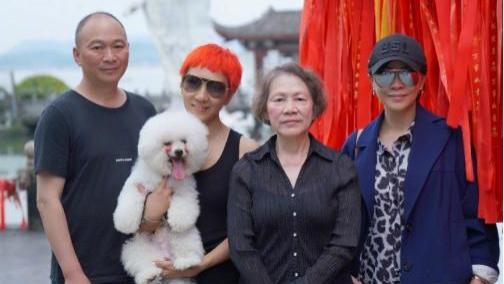 刘嘉玲|55岁刘嘉玲怀孕了？全家拜佛肚子抢镜，曾开玩笑说要代孕！