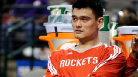 姚明|前NBA亚洲第一被公开吐槽, 越媒：姚明怎么这么像乞丐，是破产了吗