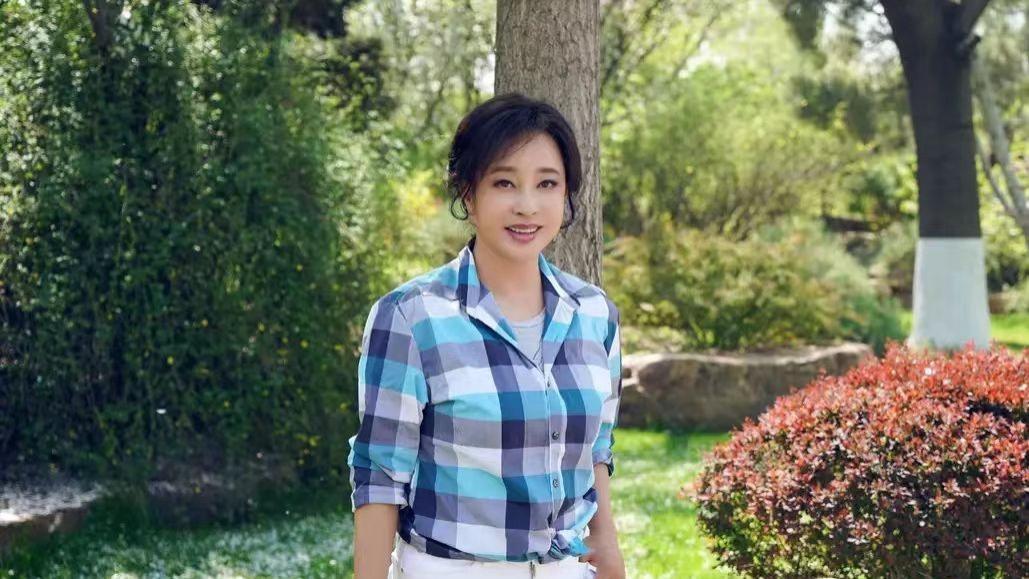 刘晓庆|刘晓庆真是不服老，穿格纹衬衫学小姑娘“打个结”，时髦又显年轻