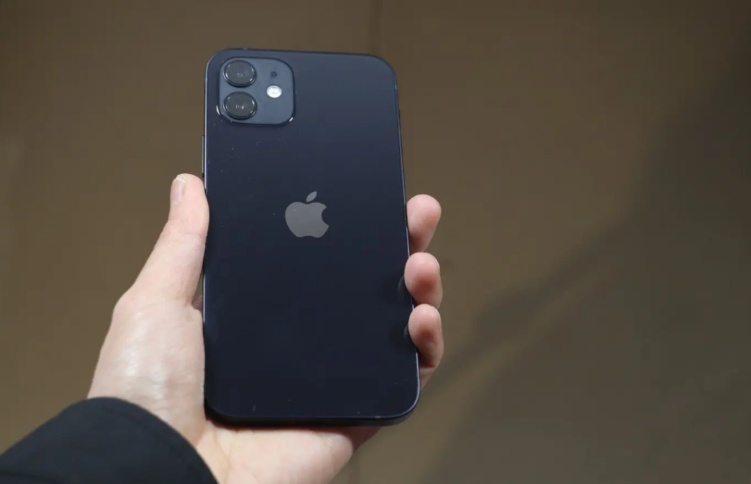 交易|小伙买的苹果手机竟变“油卡”