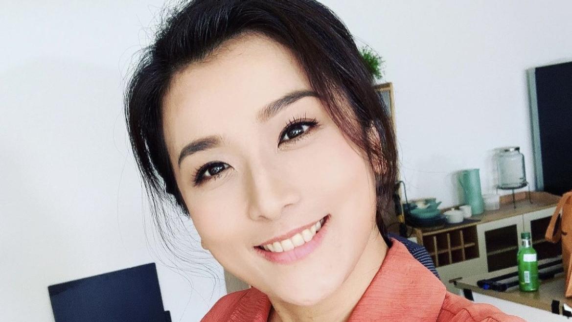 TVB|TVB绿叶自曝儿子在国外确诊，遗憾无法前往照顾，镜头前感触落泪