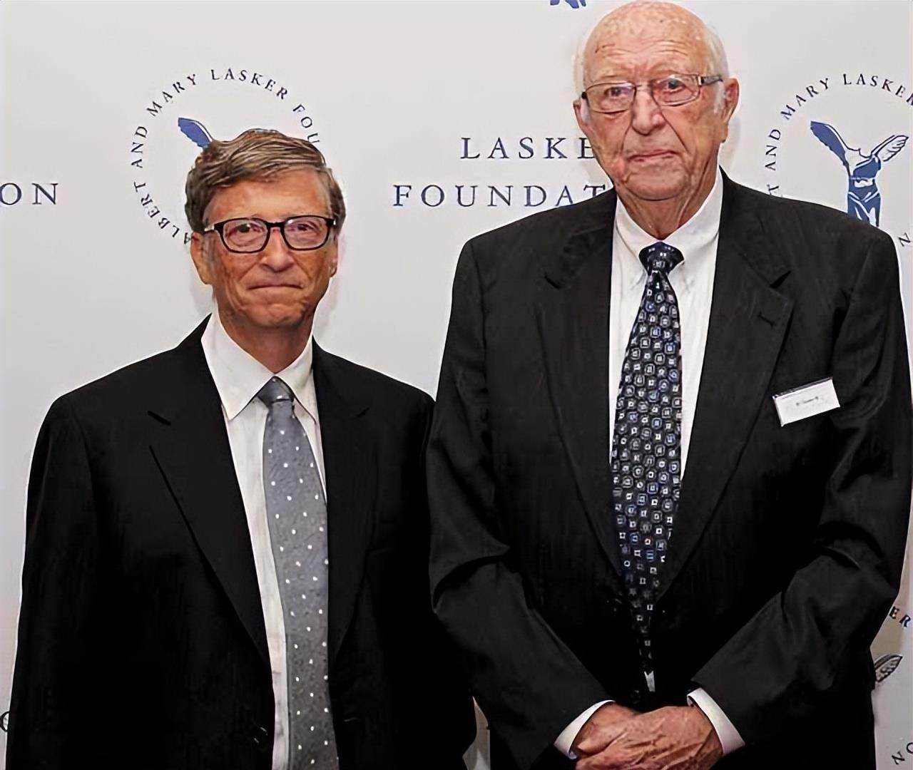 比尔·盖茨|比尔盖茨从哈佛退学创立微软，跟美国计算机界撕破脸皮，底气是啥