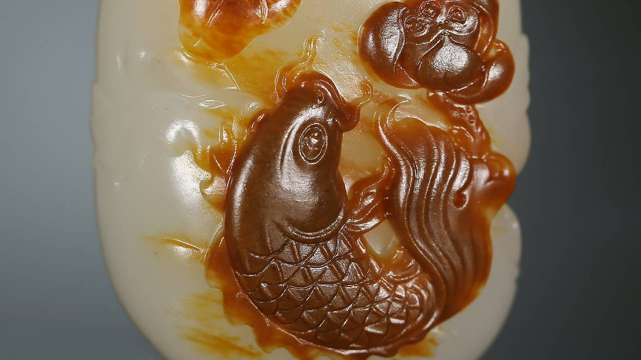 玉雕|佰匞推荐 红皮白肉独籽料挂件 俏色巧雕 连年有余 玉雕大师黄杨洪施造