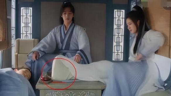 赵露思|《且试》赵露思“内增高”穿帮，底20公分都不显个头：比杨蓉还矮