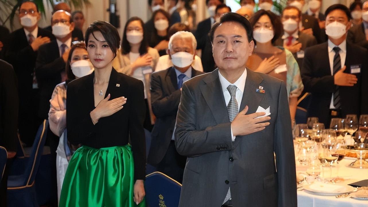 西装 韩国第一夫人终于不“装”小白兔！穿绿裙霸气全开，回到主场好拽