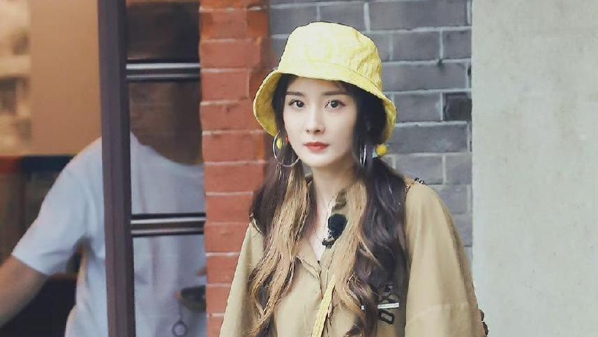 穿衣搭配|杨幂忘了自己是孩子妈了，穿Polo裙配渔夫帽，少女感还是挺足的