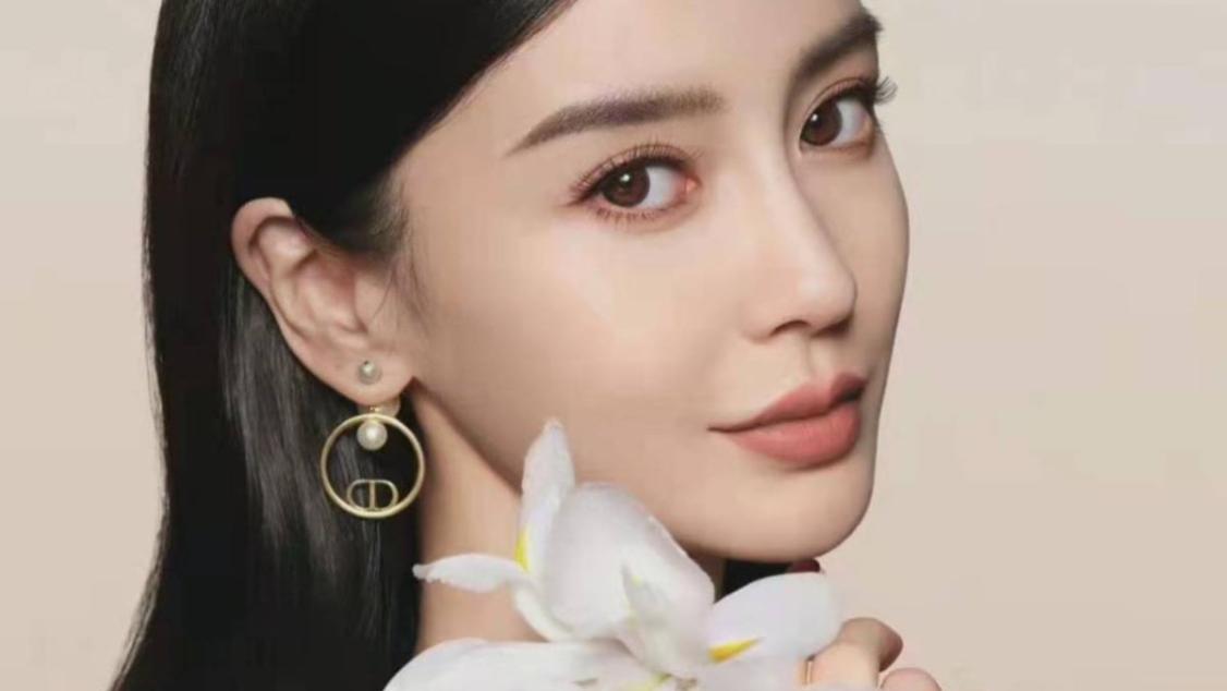 王子文|王子文baby合体拍大片，穿吊带长裙同框，谁更美一目了然