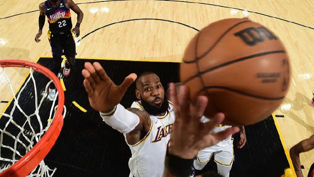 勒布朗·詹姆斯|轰31+7+6！詹姆斯和布克对飙，刷新NBA纪录，成历史第一人