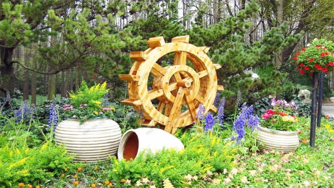 花园里设计几个景观小品，增添一些景致，也给生活添点小情调