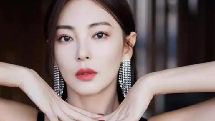 张雨绮|内娱萧亚轩？8个月换3男友，张雨琦和新男友旅游，搂肩合影笑容灿烂