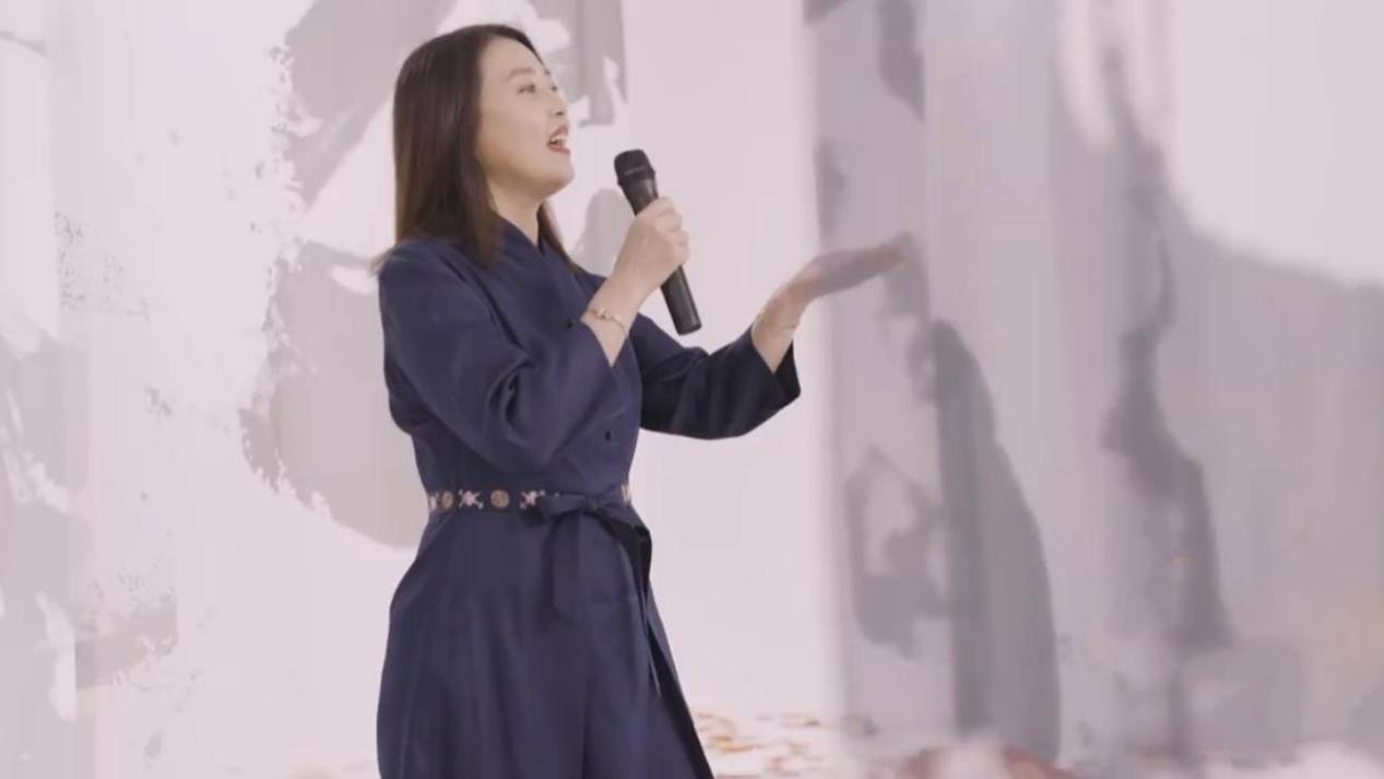 周海媚|正式“复出”，周海媚穿长裙亮相香港回归25周年云歌会，唱老歌高调归来