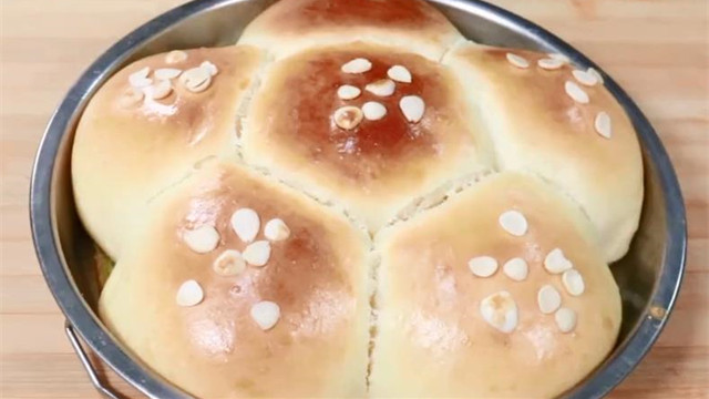 面包|教你在家自制牛奶小面包，又松又软，奶香味十足，比买的还好吃