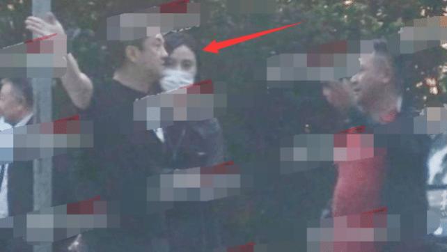 李亚鹏|李亚鹏开车接女友回家，嘴叼香烟派头十足，女友海哈金喜西装短裙超漂亮