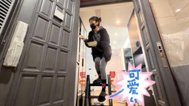 秦岚|42岁秦岚变油漆工，亲自动手刷门干活利索，脚上男士大拖鞋抢镜