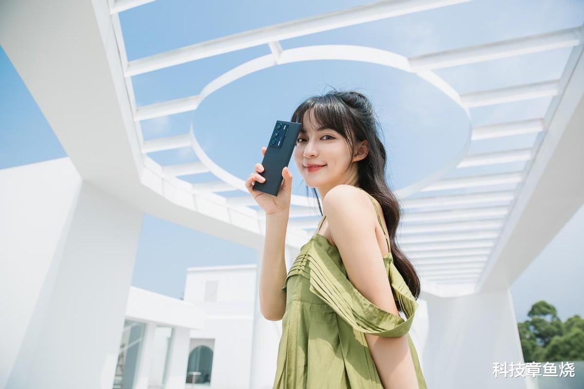 固态硬盘|目光移不开啊!妹子与中兴Axon 40 Ultra我都喜欢