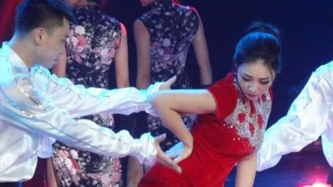 柳岩|柳岩早期演出照火了，43分钟浏览量超过1870万，网友：太敬业了