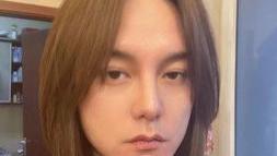 尹正|尹正“索吻男性友人、撒娇嘟嘴”全被拍！网友吓坏：这世界太疯狂