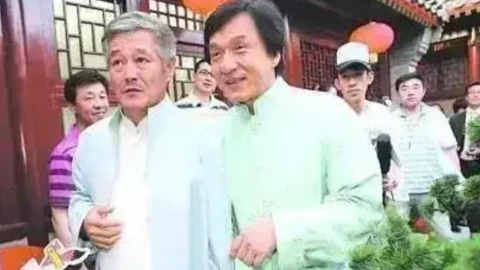 约翰尼·德普|赵本山满头白发喊成龙大哥？演唱会不请自来主动鞠躬，吓得成龙往后躲！