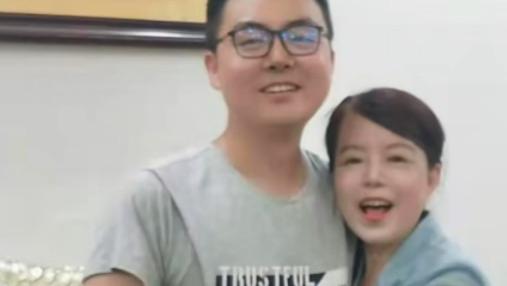 街拍|?杜新枝再爆“金句”，直言我养大的郭威能跟许敏亲？网友：搞笑